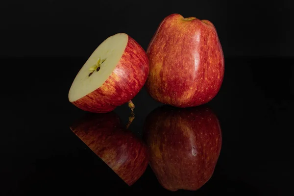 Яблоко красный вкусный изолирован на черном стекле — стоковое фото