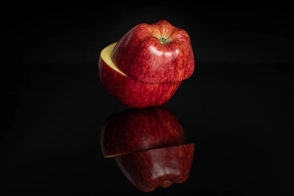 Apple red delicious isolated on black glass — Stock Photo, Image