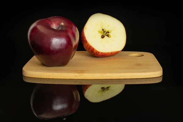 Apple vermelho delicioso isolado em vidro preto — Fotografia de Stock