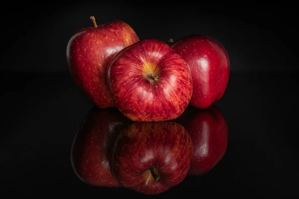 Apple red delicious isolated on black glass — Stock Photo, Image