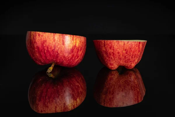 Apfelrot köstlich isoliert auf schwarzem Glas — Stockfoto