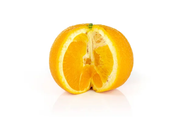 Süße Orange isoliert auf weiß — Stockfoto