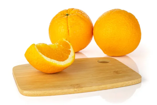 Süße Orange isoliert auf weiß — Stockfoto