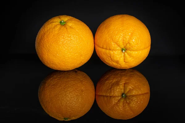 Солодкий апельсин ізольований на чорному склі — стокове фото