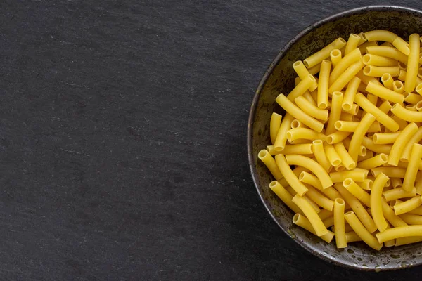 Rohe Makkaroni-Pasta auf grauem Stein — Stockfoto