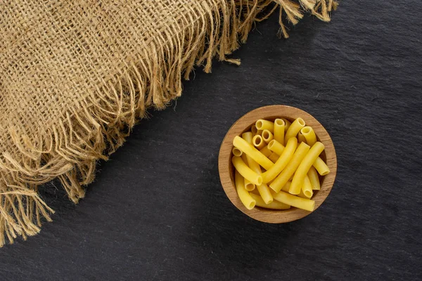 Pasta de macarrones crudos sobre piedra gris —  Fotos de Stock