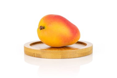 Beyaz üzerinde izole taze portakal kayısı