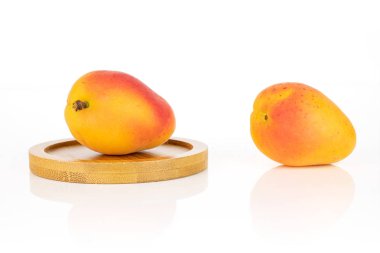 Beyaz üzerinde izole taze portakal kayısı