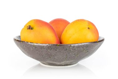 Beyaz üzerinde izole taze portakal kayısı