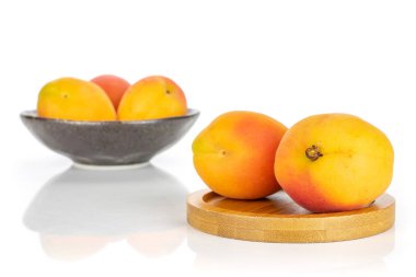 Beyaz üzerinde izole taze portakal kayısı