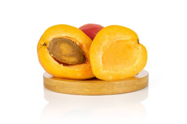 Beyaz üzerinde izole taze portakal kayısı