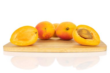 Beyaz üzerinde izole taze portakal kayısı