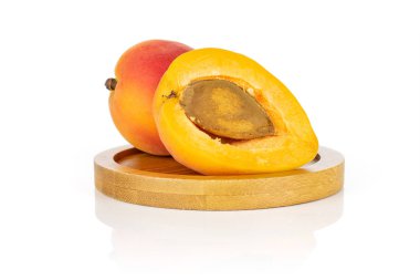 Beyaz üzerinde izole taze portakal kayısı