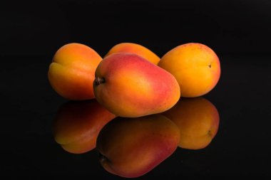 Siyah cam üzerinde izole taze turuncu kayısı