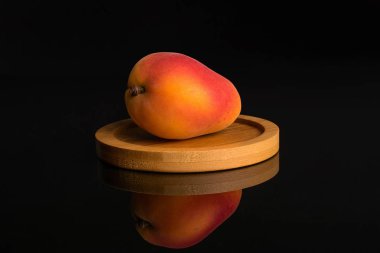 Siyah cam üzerinde izole taze turuncu kayısı