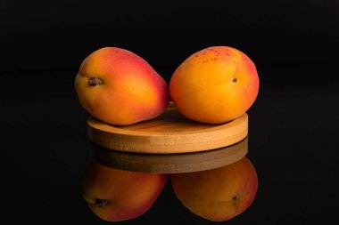 Siyah cam üzerinde izole taze turuncu kayısı