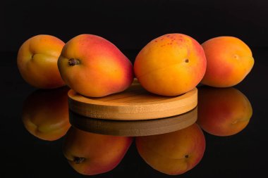 Siyah cam üzerinde izole taze turuncu kayısı