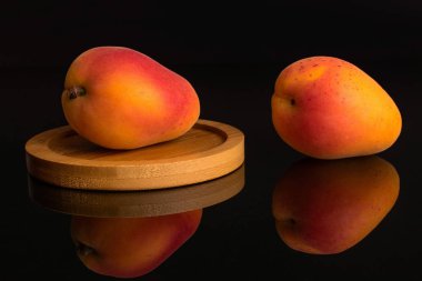 Siyah cam üzerinde izole taze turuncu kayısı