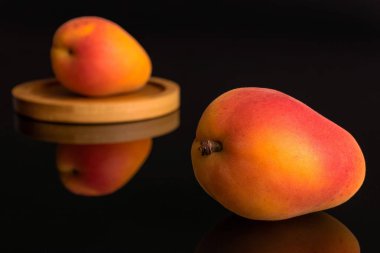 Siyah cam üzerinde izole taze turuncu kayısı