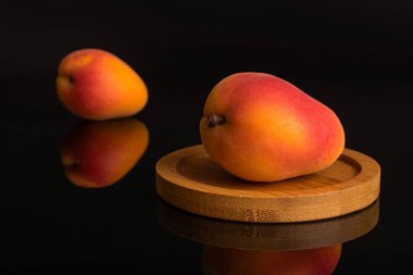 Siyah cam üzerinde izole taze turuncu kayısı