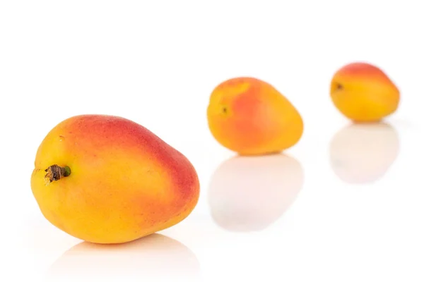 白に分離された新鮮なオレンジのアプリコット — ストック写真