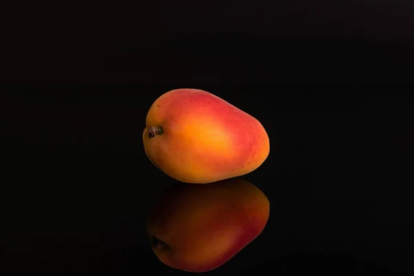 Alperce laranja fresco isolado em vidro preto — Fotografia de Stock