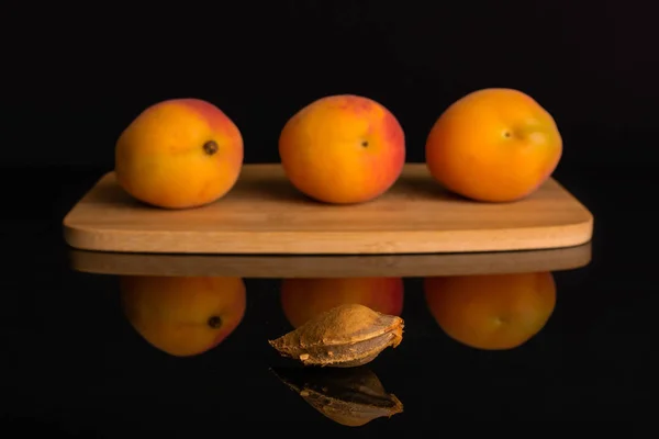 Alperce laranja fresco isolado em vidro preto — Fotografia de Stock