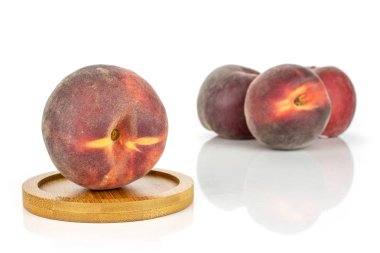 Beyaz izole kırmızı taze şeftali