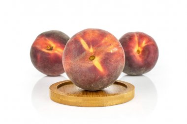 Beyaz izole kırmızı taze şeftali