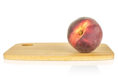 Beyaz izole kırmızı taze şeftali