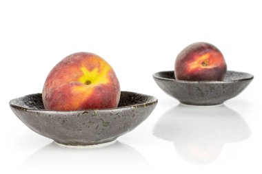 Beyaz izole kırmızı taze şeftali