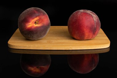 Siyah cam üzerinde izole taze kırmızı şeftali