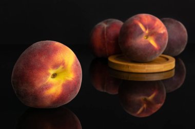 Siyah cam üzerinde izole taze kırmızı şeftali