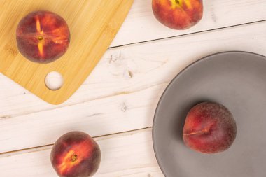 Gri ahşap üzerinde taze kırmızı şeftali