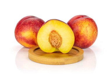 Beyaz üzerinde izole taze kırmızı nektarin