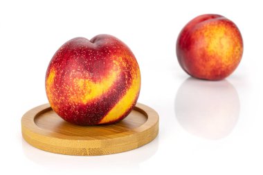 Beyaz üzerinde izole taze kırmızı nektarin