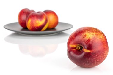 Beyaz üzerinde izole taze kırmızı nektarin