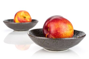 Beyaz üzerinde izole taze kırmızı nektarin