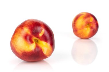 Beyaz üzerinde izole taze kırmızı nektarin