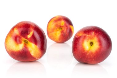 Beyaz üzerinde izole taze kırmızı nektarin