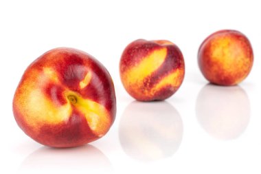 Beyaz üzerinde izole taze kırmızı nektarin