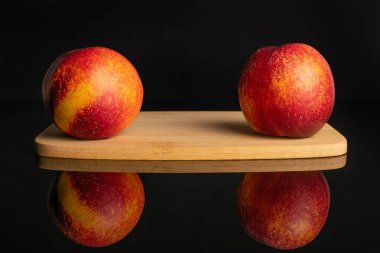 Siyah cam üzerinde izole taze kırmızı nektarin