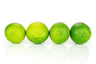 beyaz izole yeşil limon