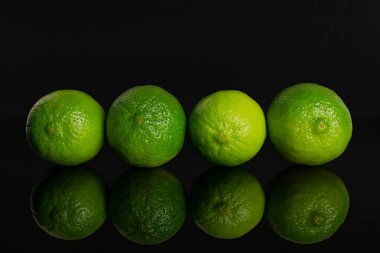 Siyah cam üzerinde izole taze yeşil kireç