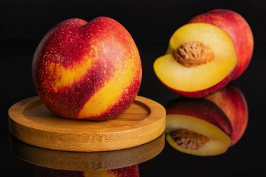 Siyah cam üzerinde izole taze kırmızı nektarin