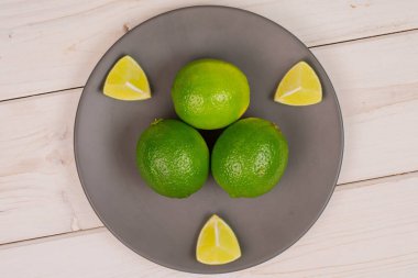 Gri ahşaptan taze yeşil kireç