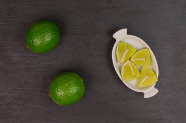 Gri taştan taze yeşil kireç