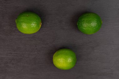 Gri taştan taze yeşil kireç