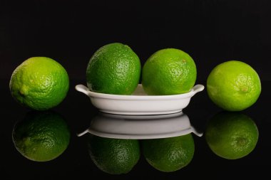 Siyah cam üzerinde izole taze yeşil kireç