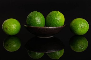 Siyah cam üzerinde izole taze yeşil kireç